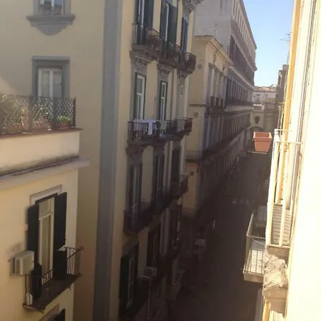 La Casa Di Marella Suites In Alojamento de Acomodação e Pequeno-almoço Nápoles