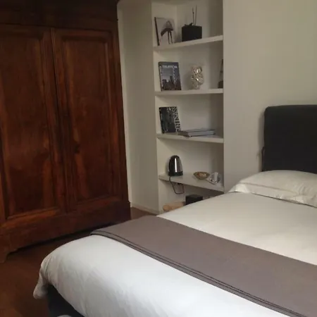 La Casa Di Marella Suites In Alojamento de Acomodação e Pequeno-almoço Nápoles